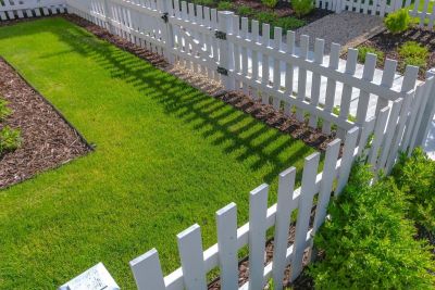 Selling Your Home? Consider Refurbishing Your Fence